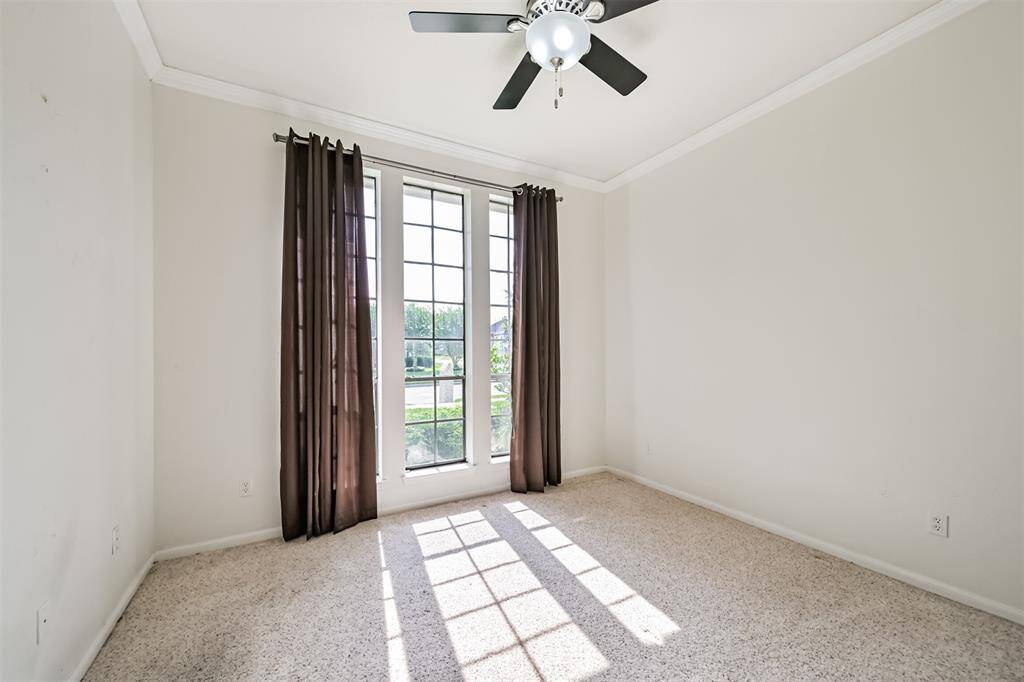 Secondary bedroom, comfortable carpeted spaces for family or guests, neutral tones ready for your personal touch.