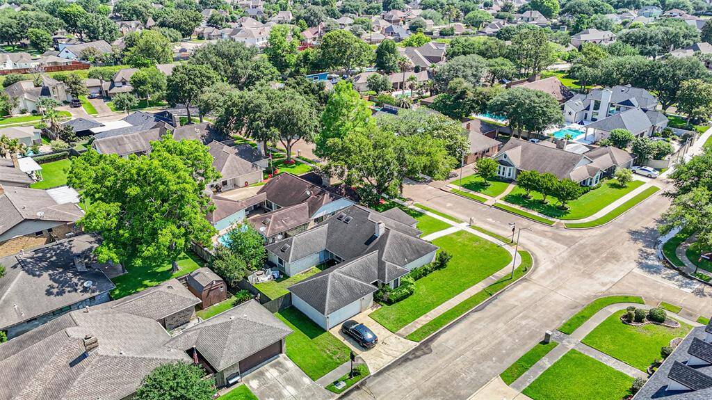 Well maintained and loved neighborhood waiting for the next family to move in!