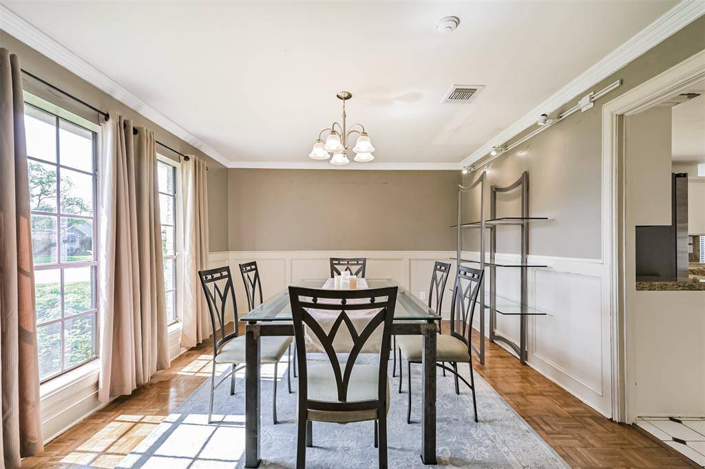 Large windows bring in abundant natural light.Perfect setting for formal dinners or casual brunches.
