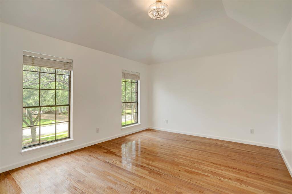 Spacious 2nd floor Primary Bedroom