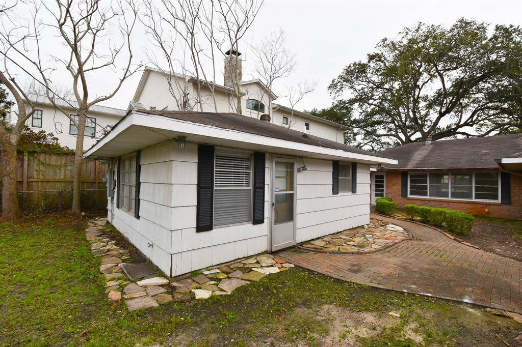 Another exterior view of the south wing of the home.  Gives so much privacy for an in-law plan, nanny, guests, etc...