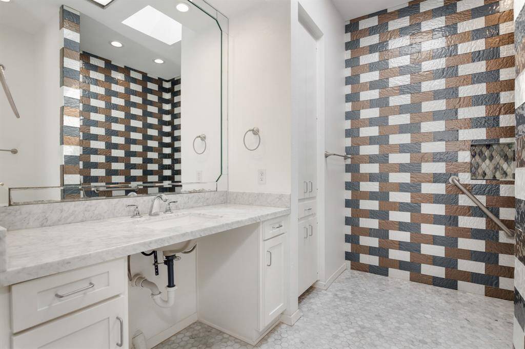 Guest Suite bath with handicap accessible shower.