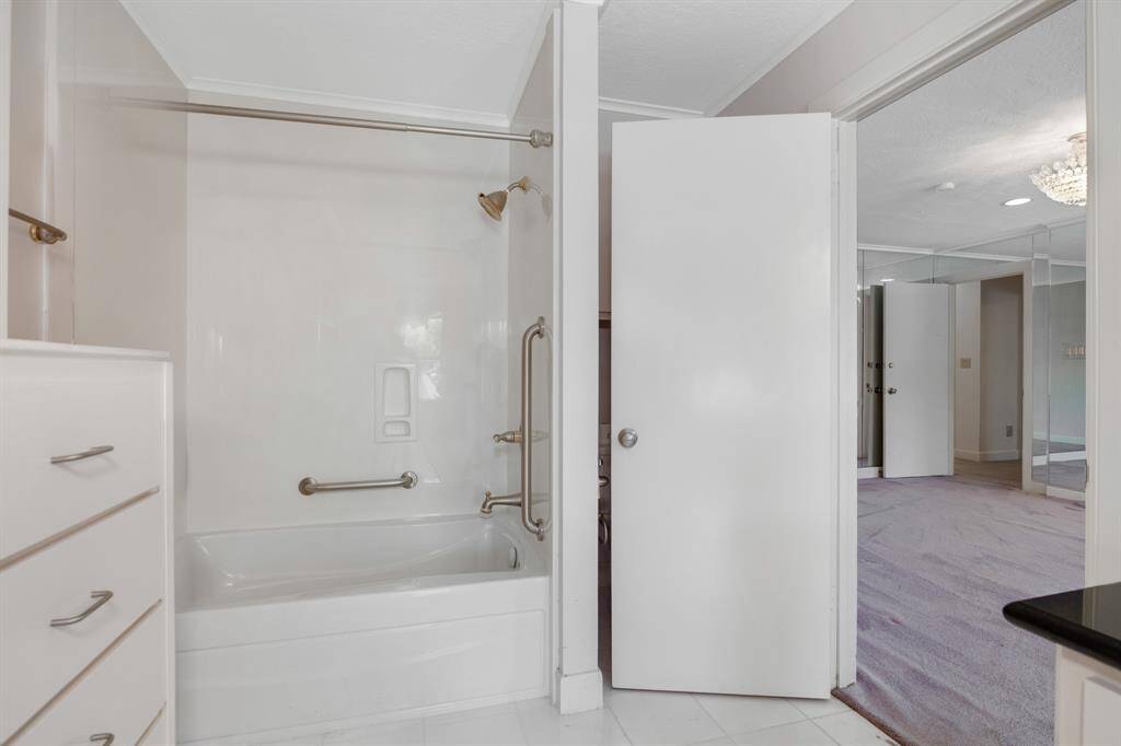 tub/shower combo Bedroom #2