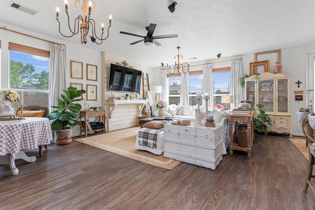 Spacious living room with big windows allowing ample lighting