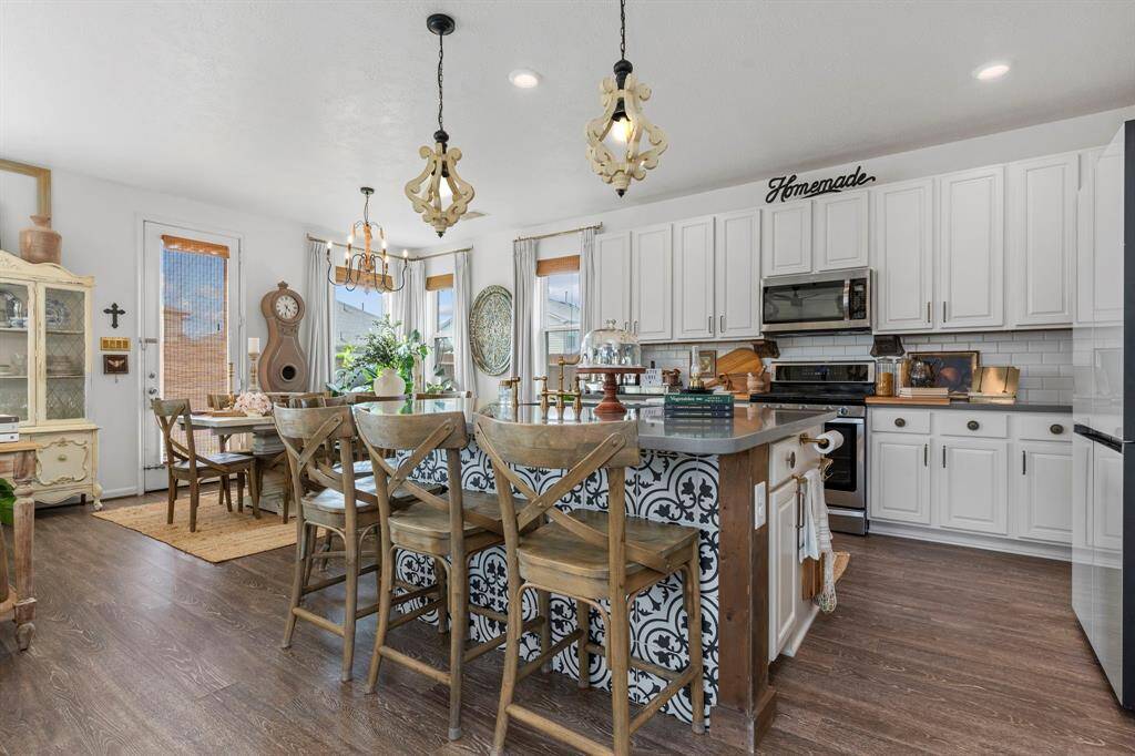 Kitchen boasting stylish layout, ample cabinetry, and center island