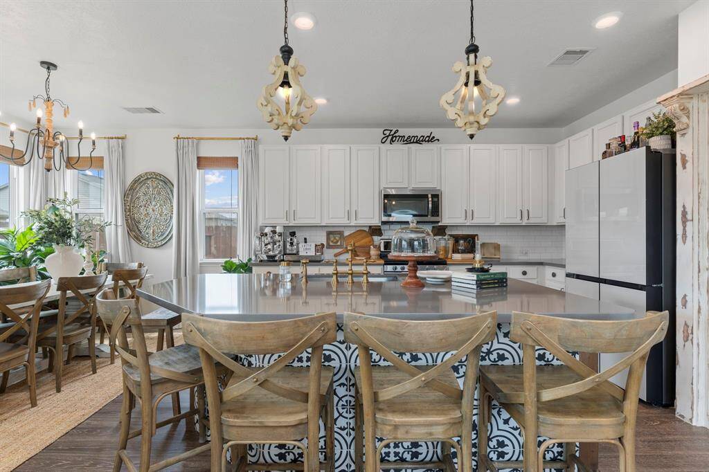 Kitchen boasting stylish layout, ample cabinetry, and center island