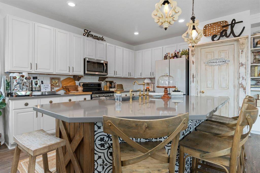 Kitchen boasting stylish layout, ample cabinetry, and center island