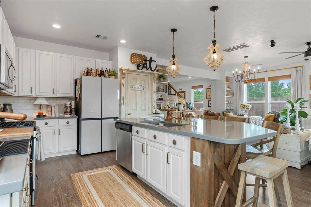 Kitchen boasting stylish layout, ample cabinetry, and center island