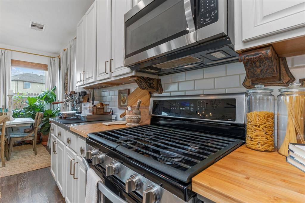 Kitchen boasting stylish layout, ample cabinetry, and center island