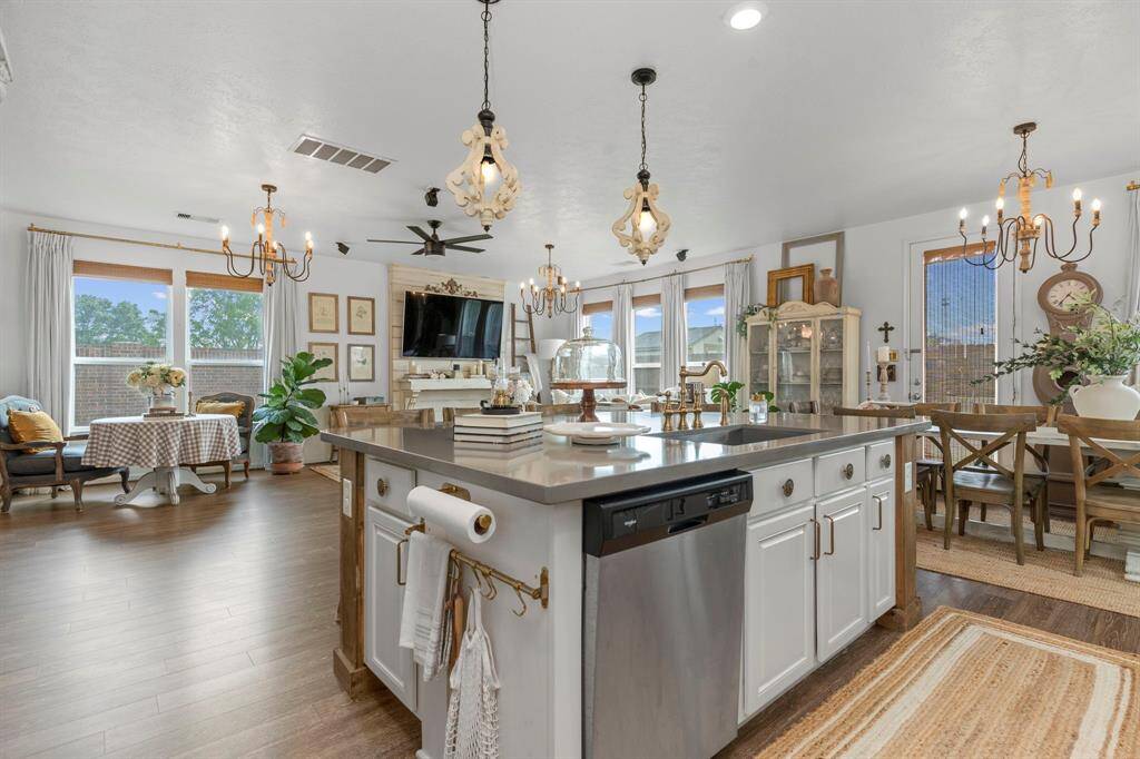 Kitchen boasting stylish layout, ample cabinetry, and center island