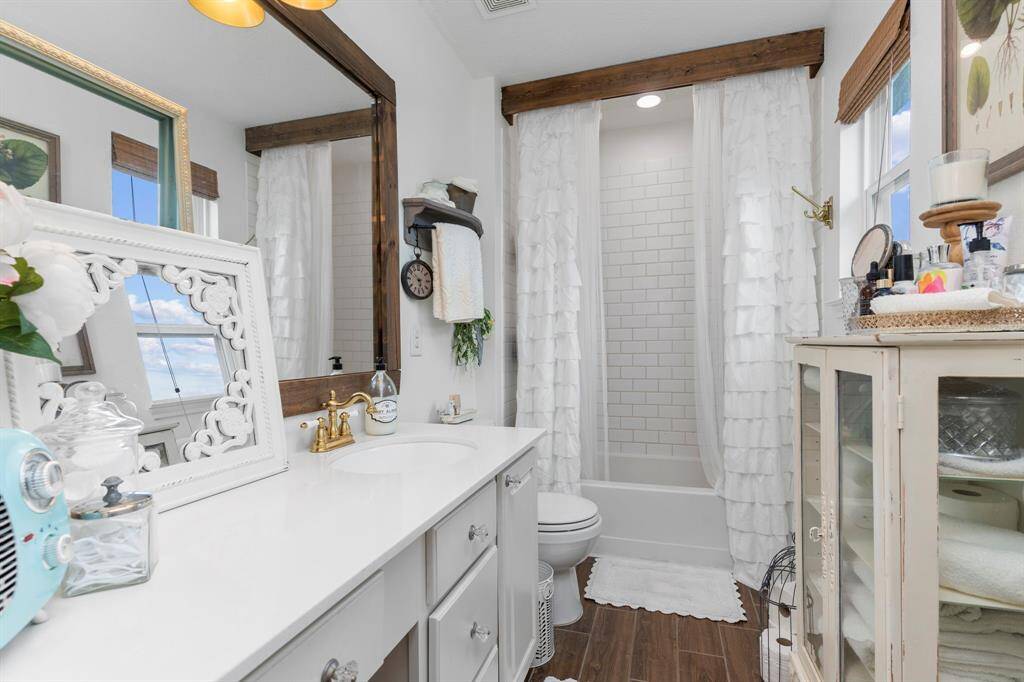 Secondary Full Bathroom