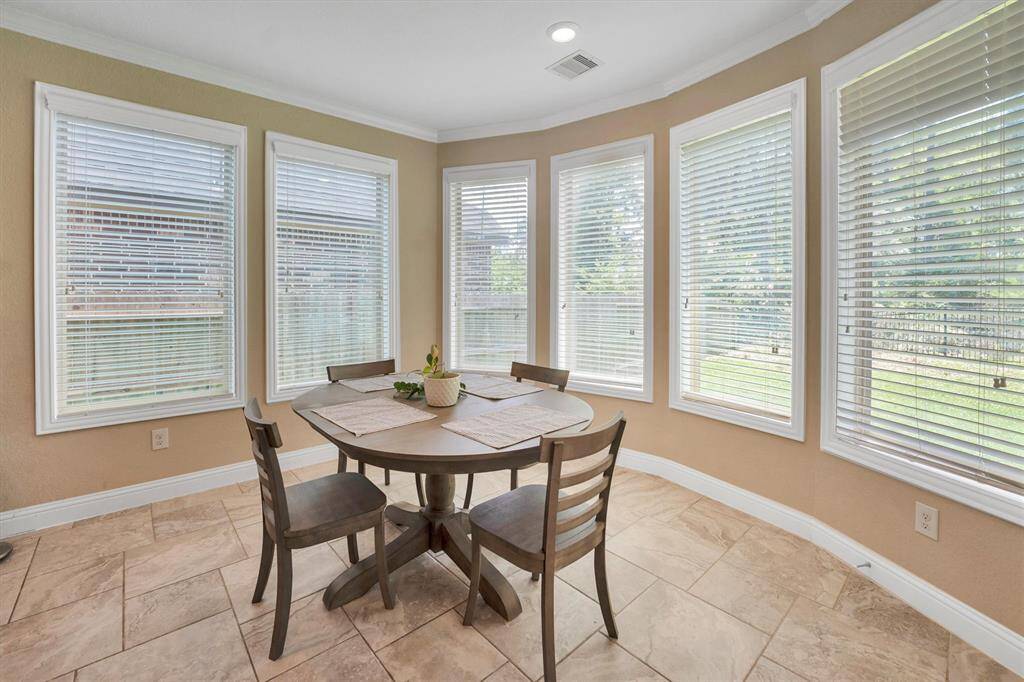 Breakfast room.