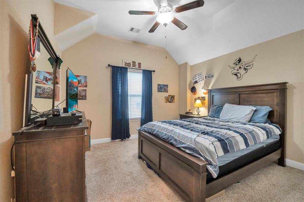 Second bedroom.