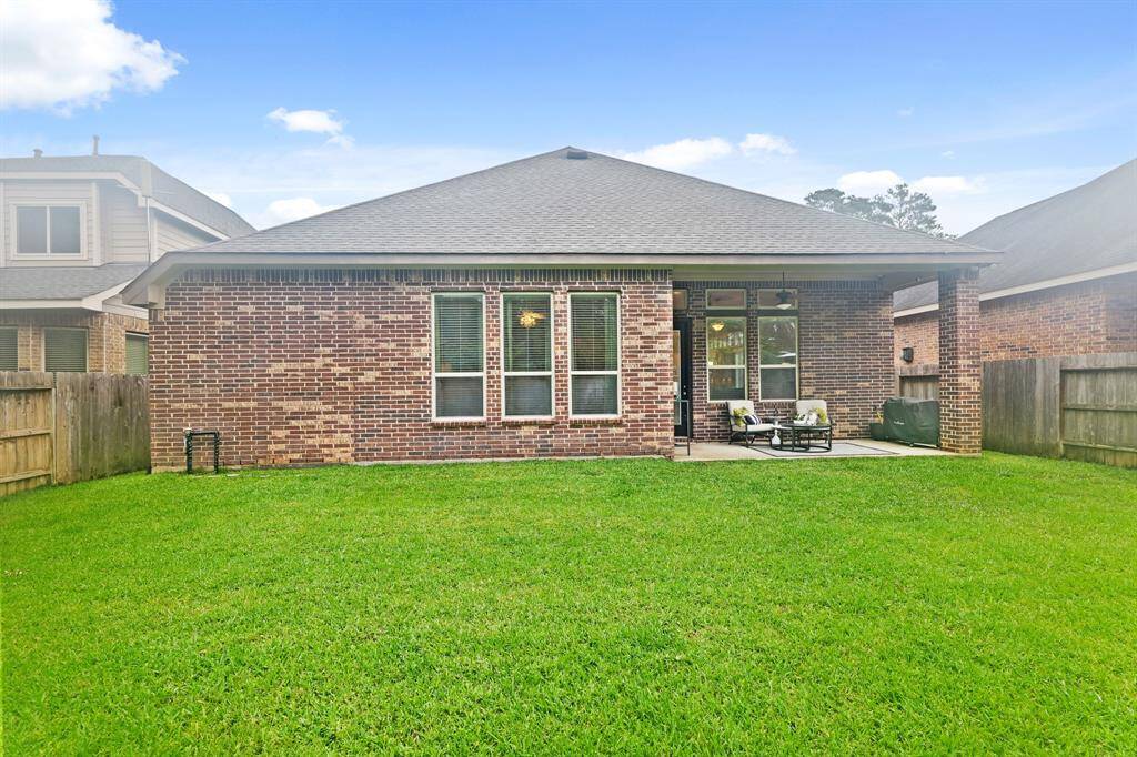 Check out all of that wonderful green space for the kids and pets to run around in.