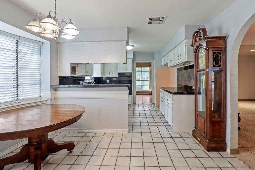 Breakfast room leading kitchen