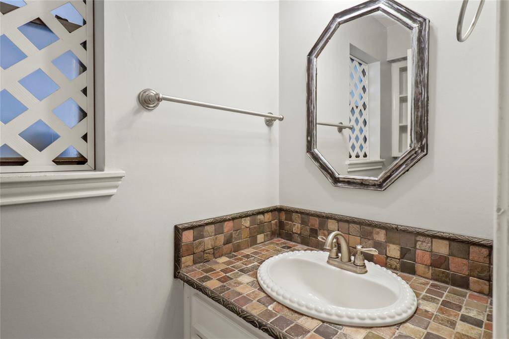 1/2 bath