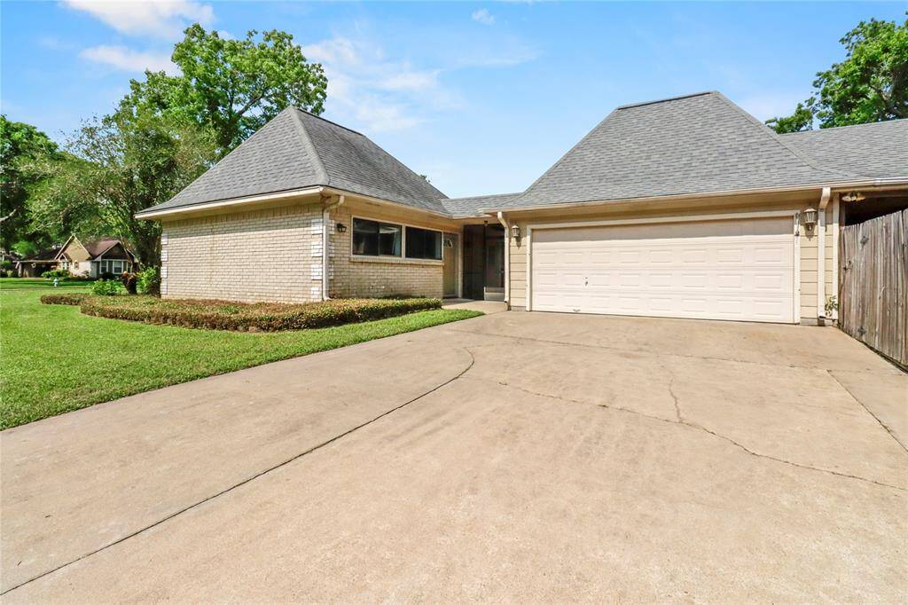 Extra wide driveway with 2 car garage and workshop area