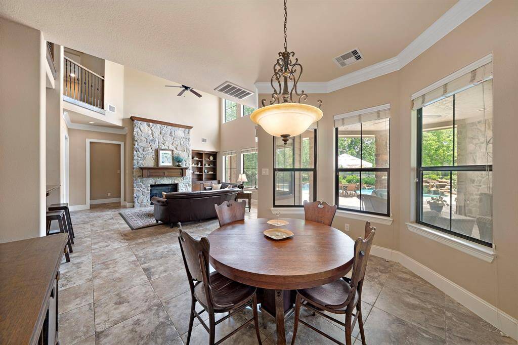 Bright breakfast area with scenic views, seamlessly connected to a cozy living space.