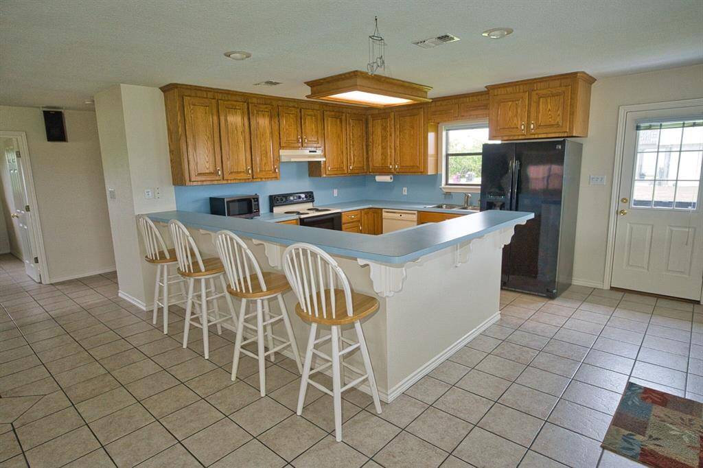 U-Shaped Bar provides seating & conversation in this Large Open area.