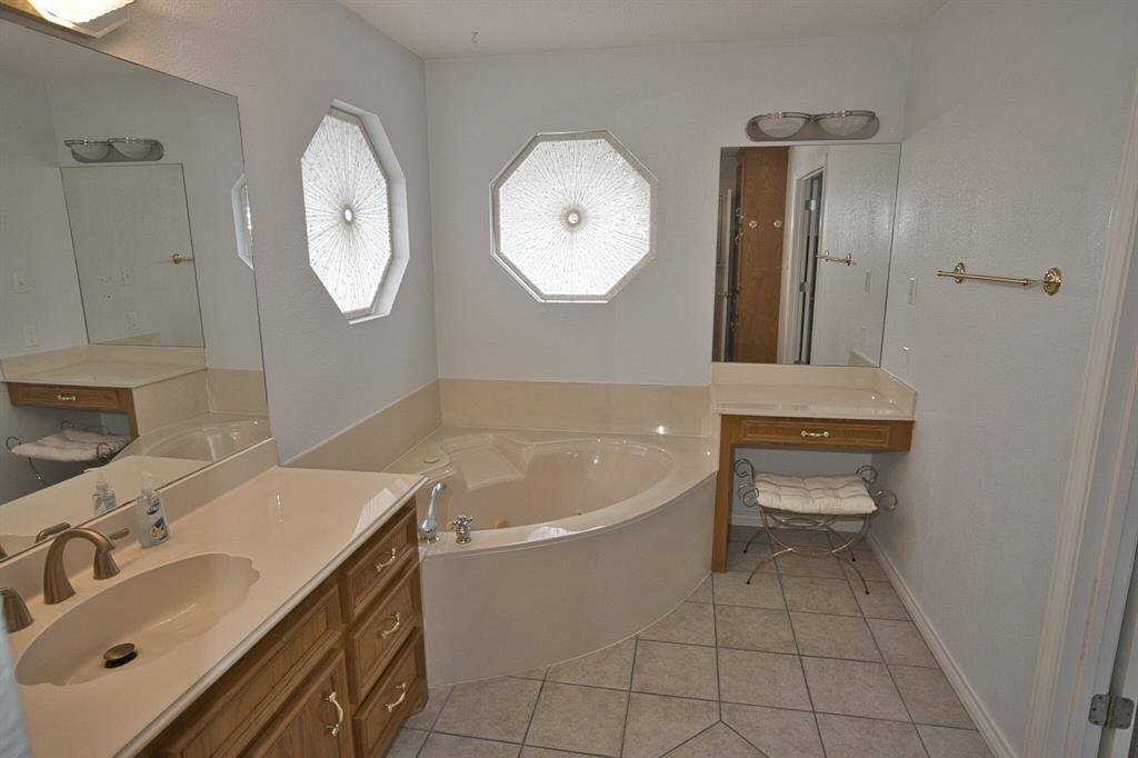 Jetted Tub & Make Up Area