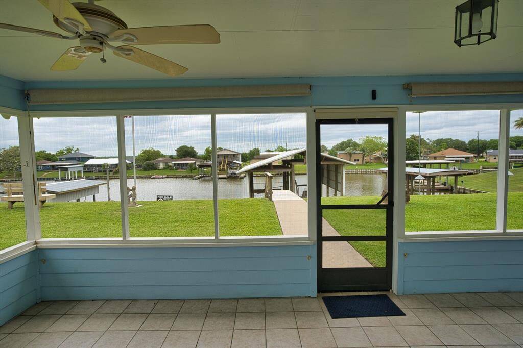 12 x 26ft Screened-in Patio