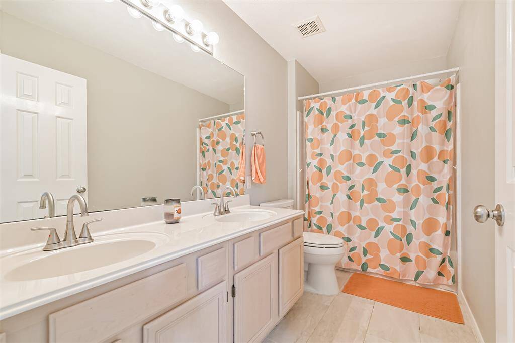 Secondary bathroom - upstairs