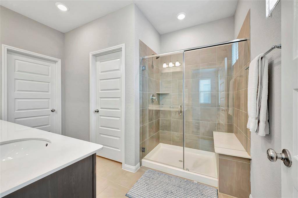 Each bedroom has an en suite.