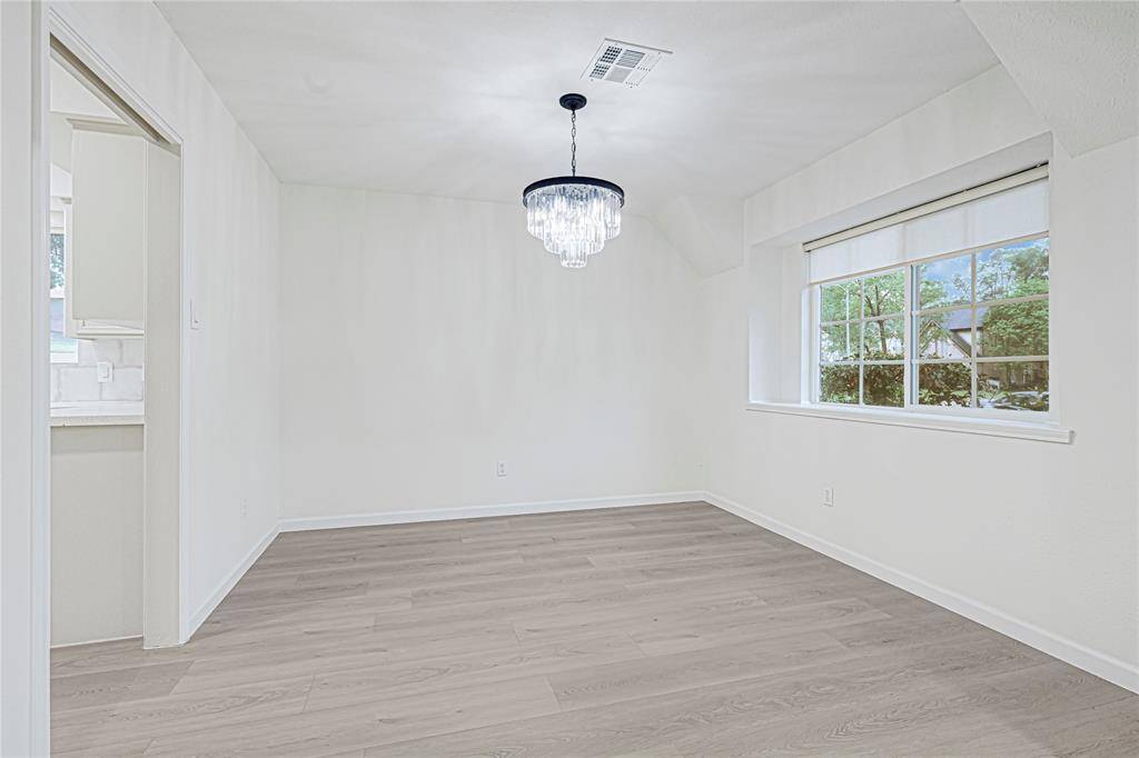 Dinning Room connected to the Kitchen