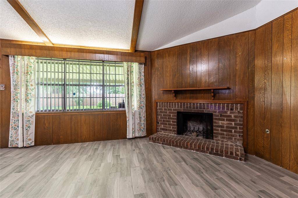 Gas log Fireplace