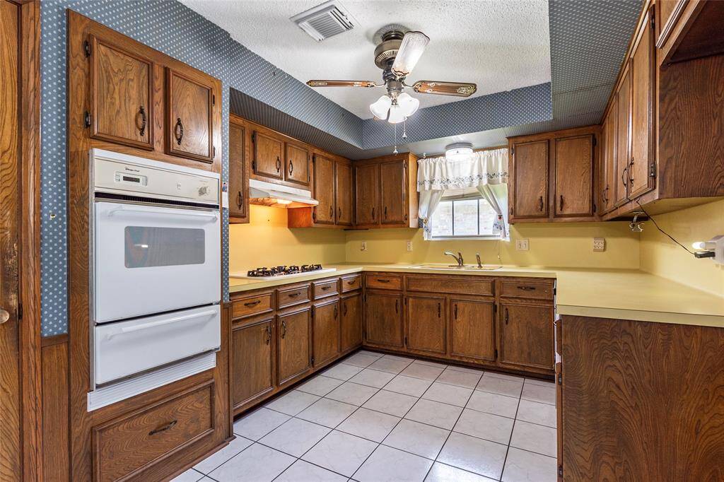 Functional and bright kitchen with direct access to the breakfast area and backyard views.
