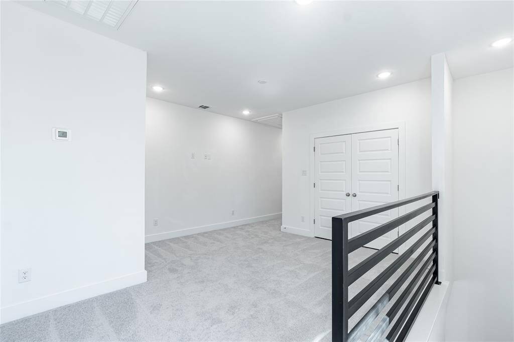 Large 2nd Floor Den w/ utility closet