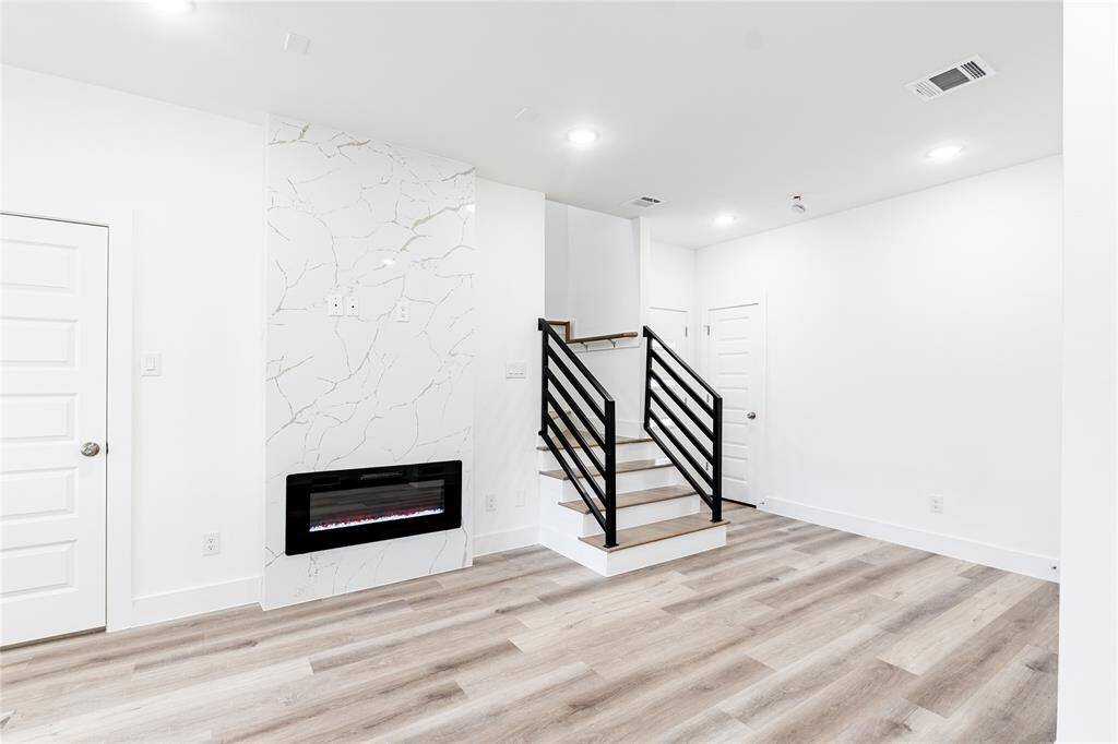 This duplex features all gas appliances (tankless water heater, range, hvac furnace), high ceilings, SPC commercial grade flooring with thermal and noise padding, hard wired alarm system, Smart app connected securiy system, and many more.