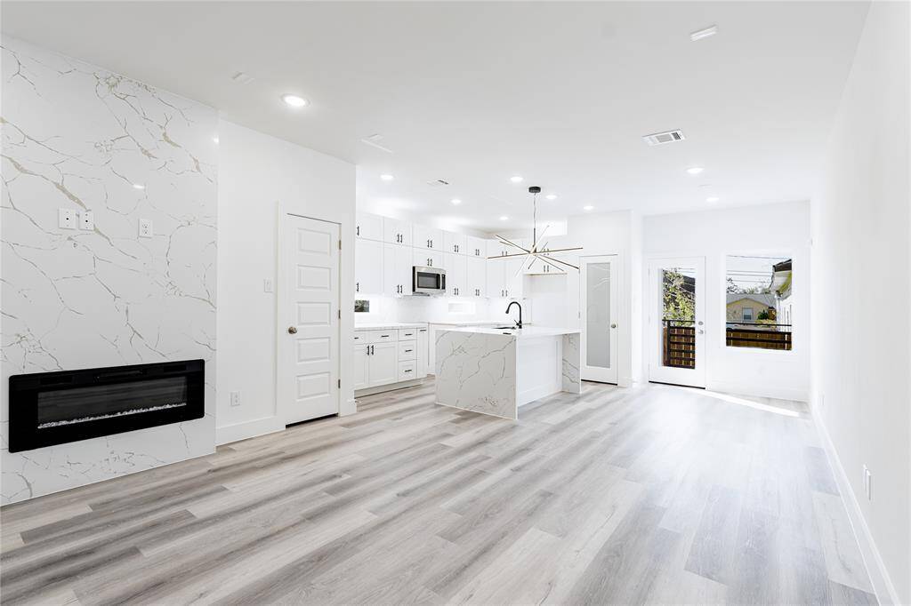 Open concept floor plan featuring high celings with all the quality amenities and upgrades anyone can ask for.
