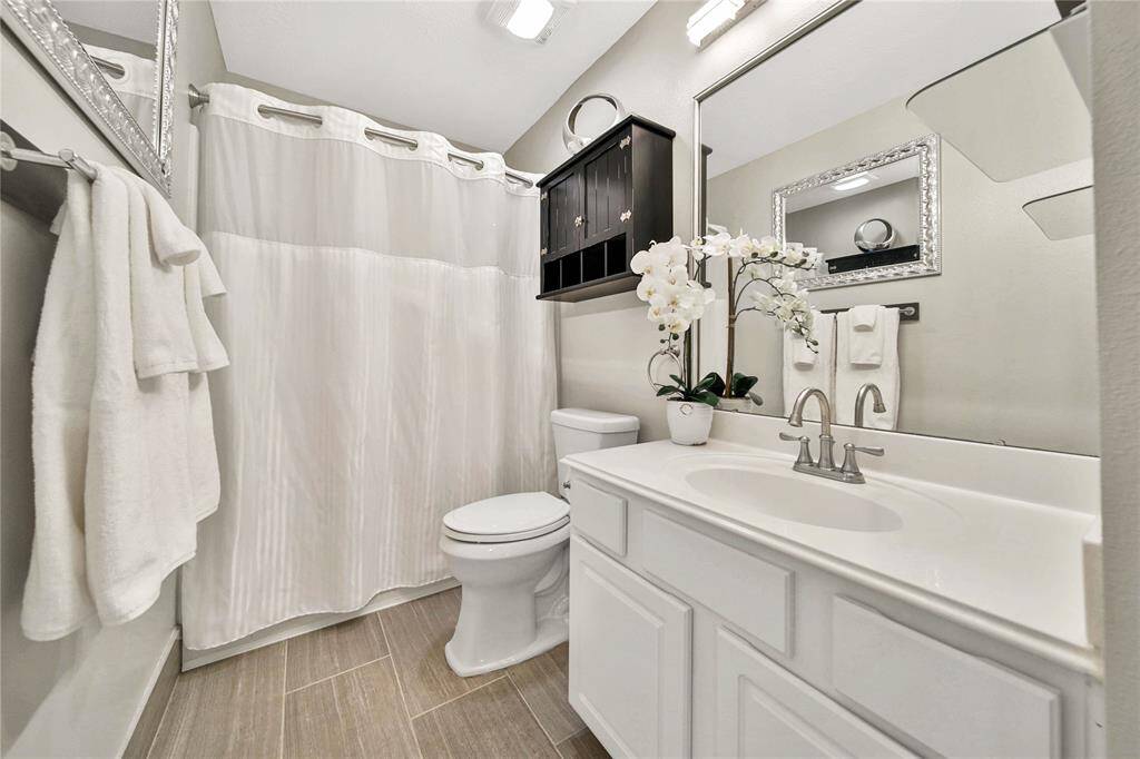 Full size bathroom shared by the two secondary bedrooms.