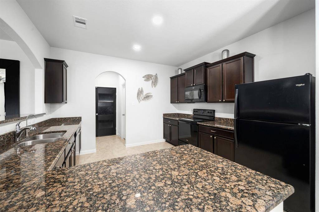 Plenty of courterspace for all your cooking needs.