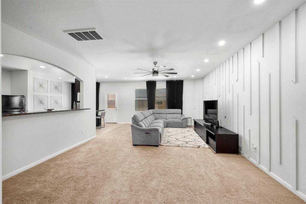 Living is very light and spacious with light gray walls