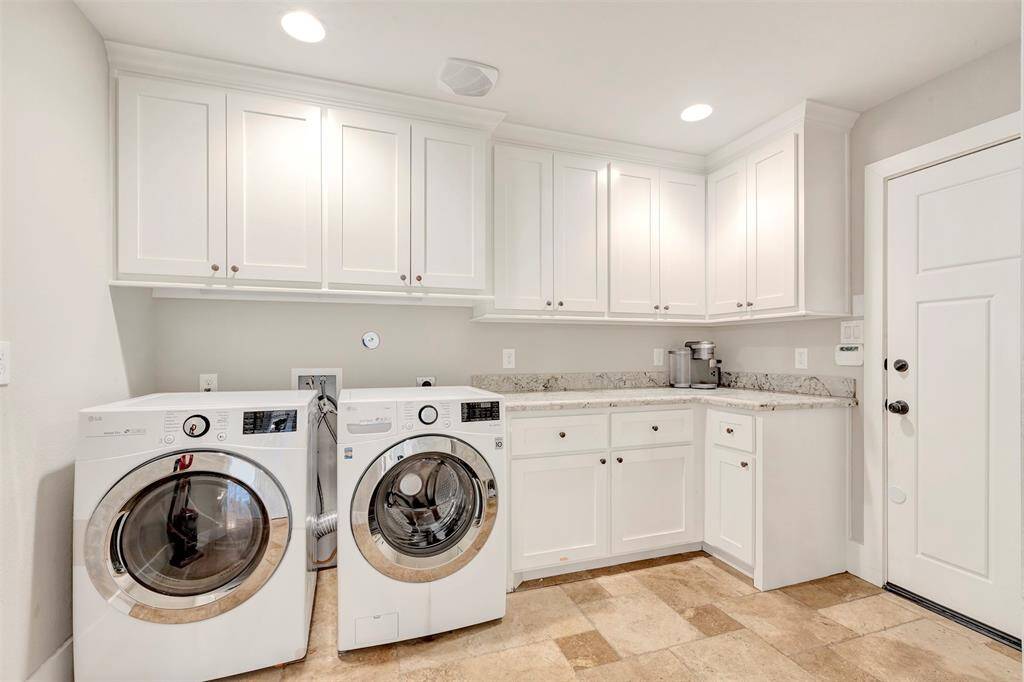 Laundry room with plenty of storage