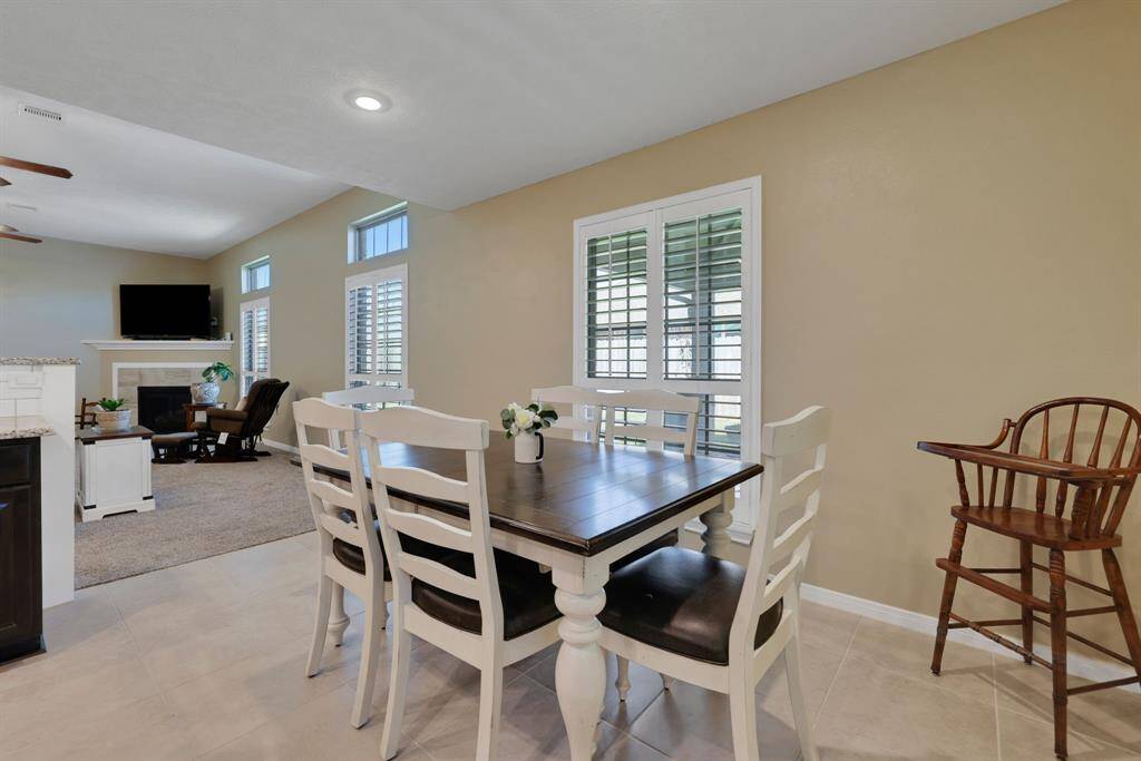 A nice sized breakfast area.