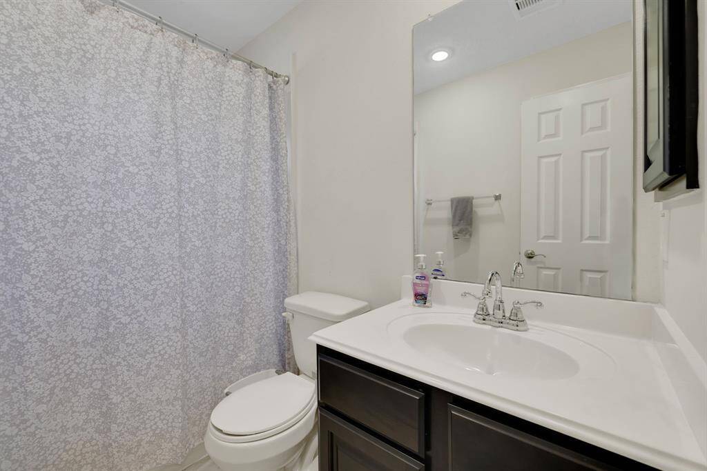 Hall bedroom with tub/shower combo!
