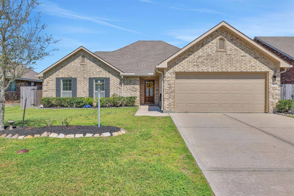 Nicely manicured lawn and fresh landscaping.