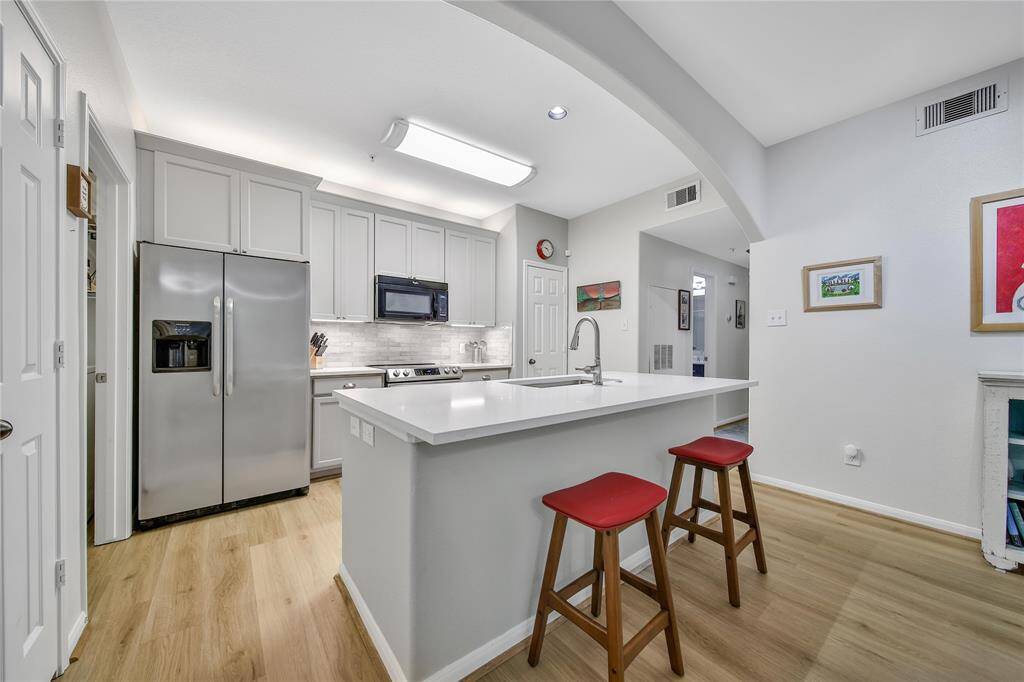Great kitchen island to eat at.
