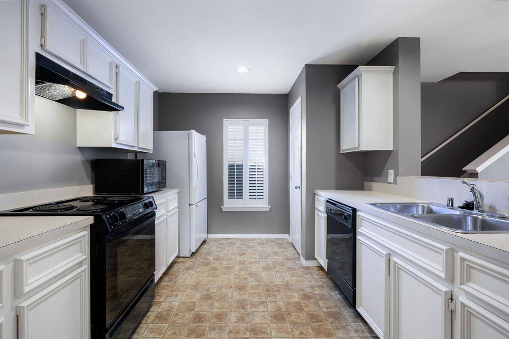 Nice bright kitchen featuring gas cooktop, microwave, dishwasher and refrigerator. Open to family room.