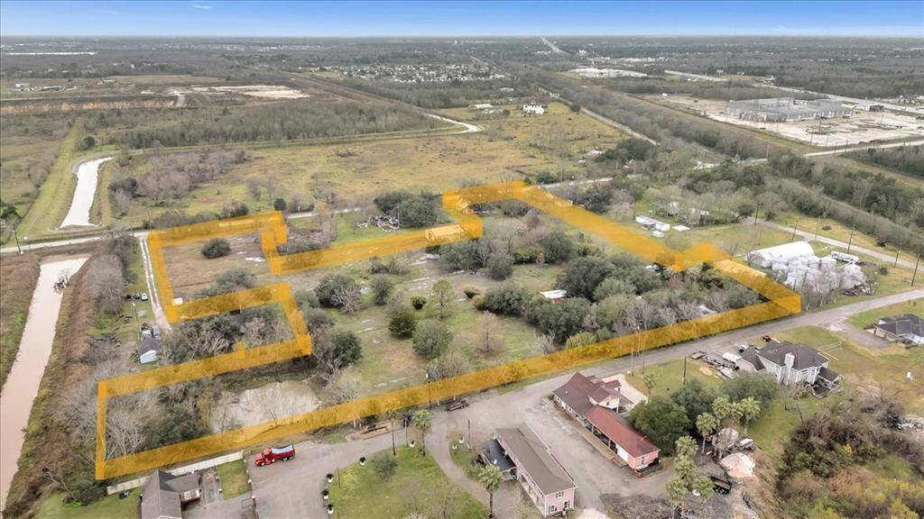 Outline of the 2 homes with 5 pastures located between highway 288 and highway 6.
