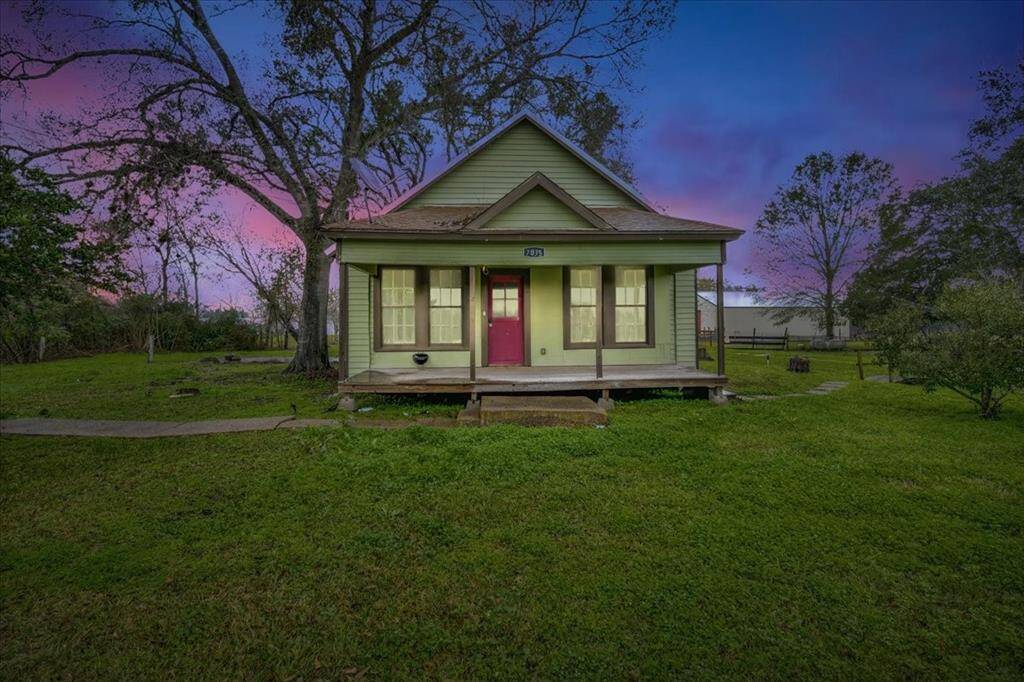 7035 second home on the property 2 bedrooms, 1 bathroom, living room and kitchen, with its own private driveway.