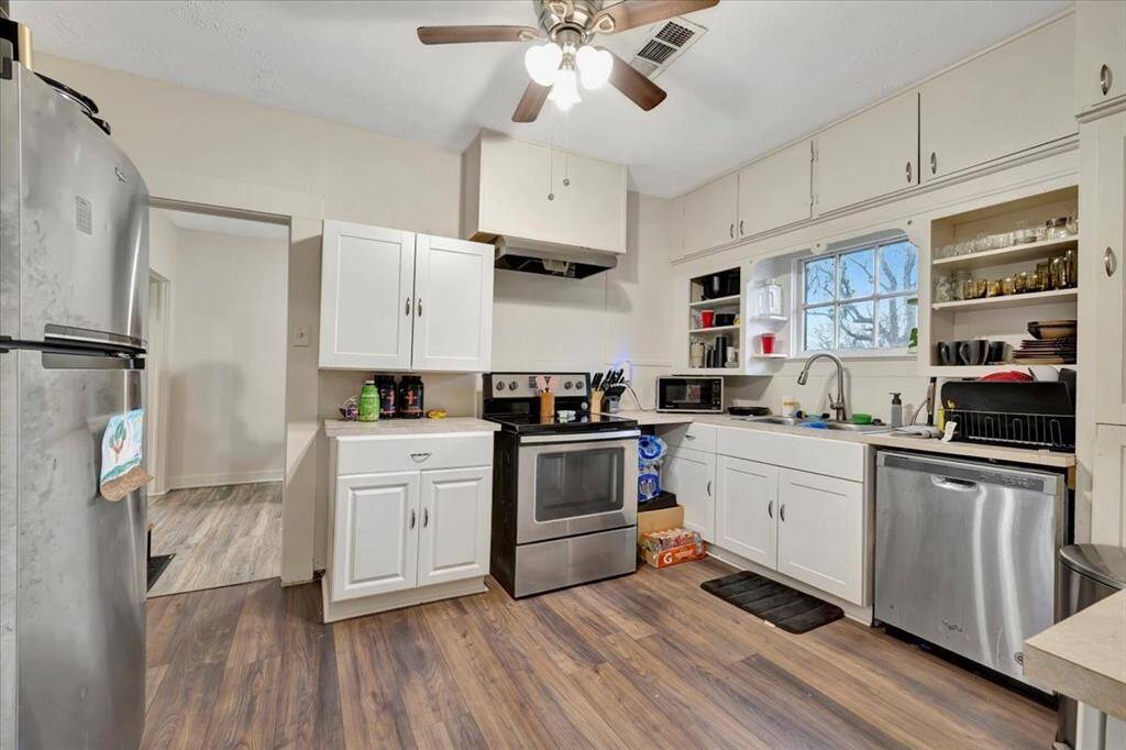 Full kitchen perfect for a small family or your parents for independent lifestyle.