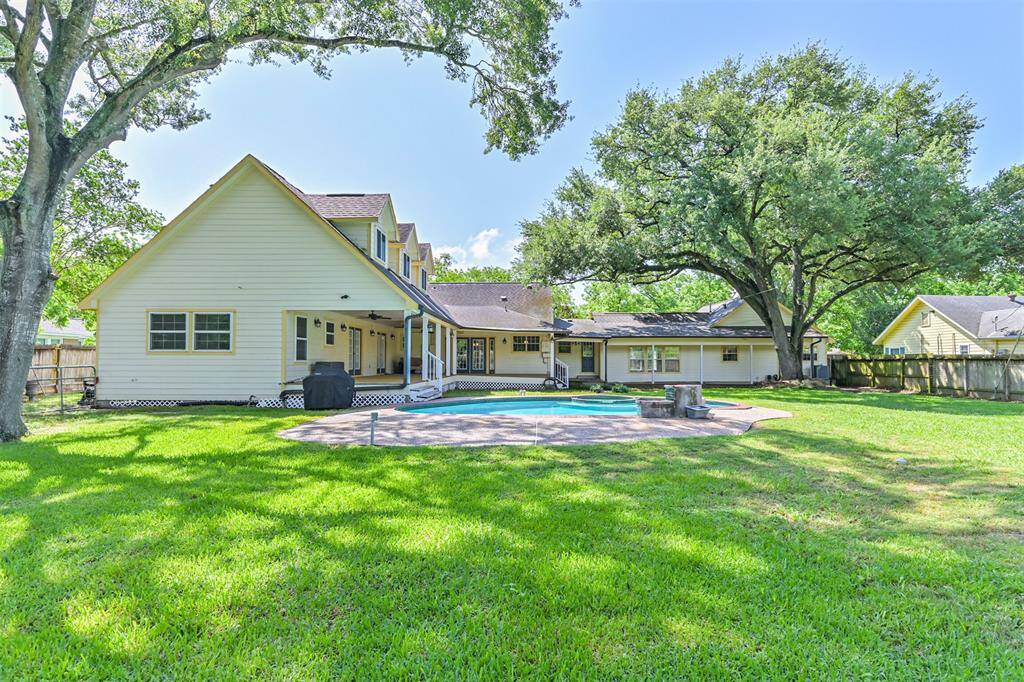 This home offers the best of both worlds—your own private oasis, perfect for relaxing and entertaining, all while being close to the city’s conveniences. Plus, for frequent travelers, Hobby Airport is just minutes away, making this location incredibly convenient.