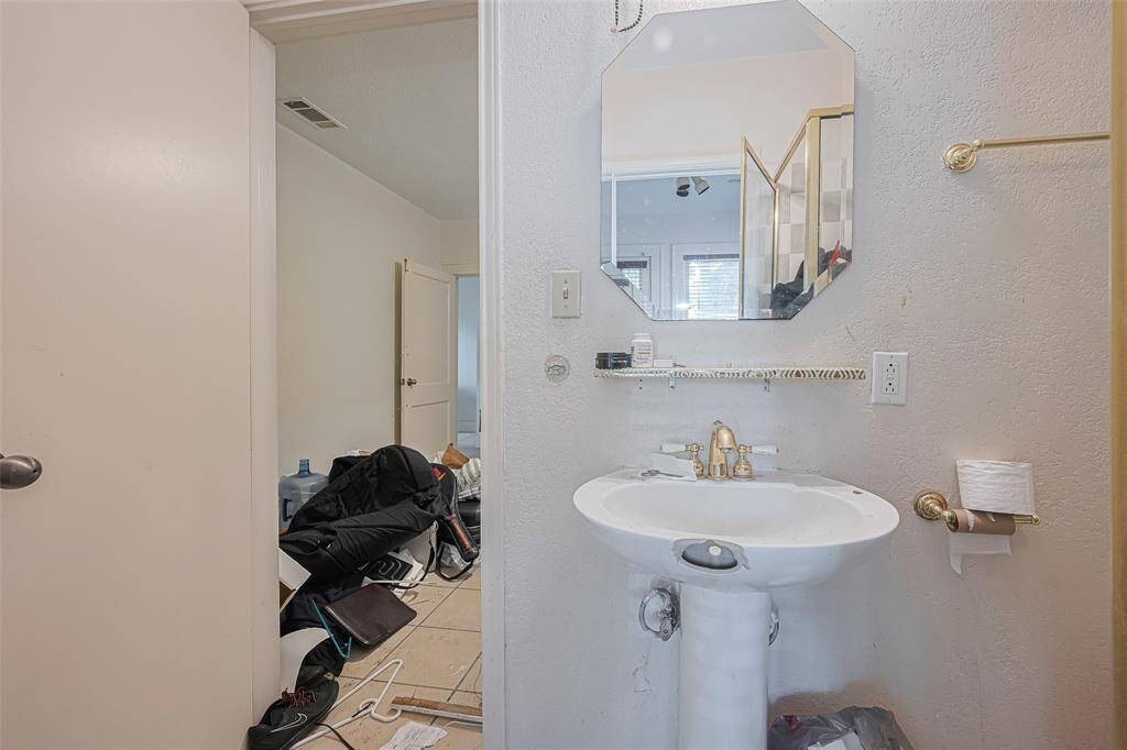 Pedestal sink and