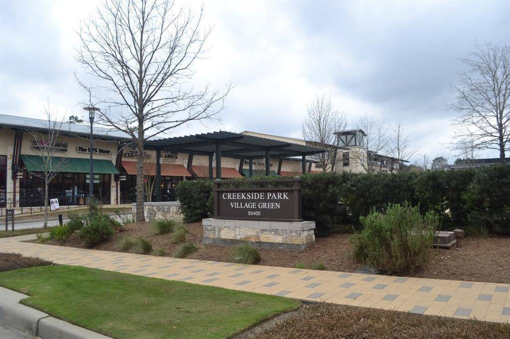 Creekside Park Village Green within the Creekside community is a charming destination that blends dining, shopping, and community events. It offers a park, restaurants, shopping, a spa, and a grocery store.