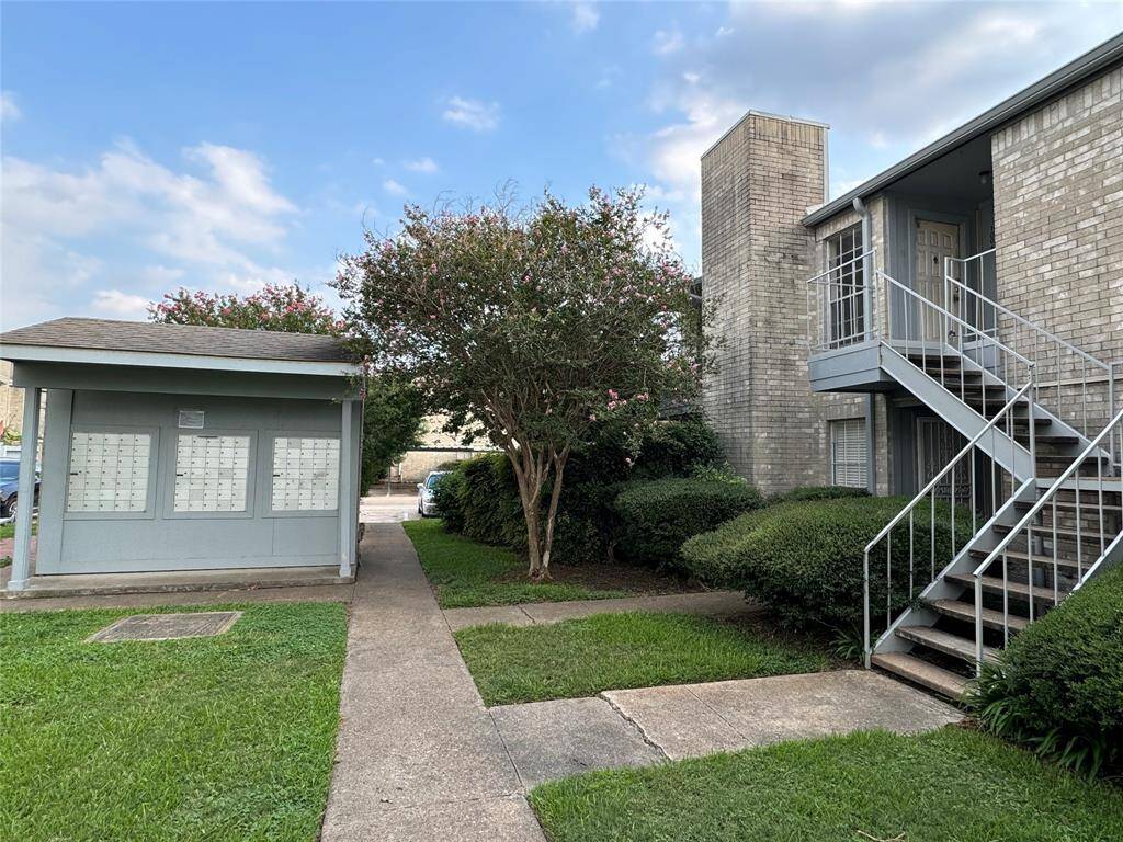 Welcome to 7400 Bellerive #1004. Community landscaping is well-maintained, mailbox bank just steps away from the unit, and unit has been remodeled extensively.