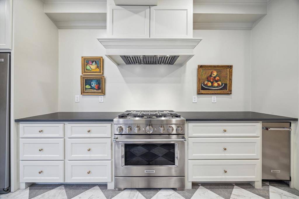 Your resident chef will be comfortably at home with these functional essentials, and guests are sure to be impressed with this gorgeous room!